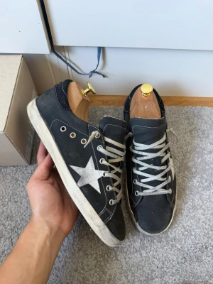 Golden Goose skor - Hej säljer nu dessa sjukt snygga golden goose skor. | Dom är i väldigt bra skick, ända defekten är att de är replacement sulor i. | ENDAST SKOR ingår. | Hör av er vid frågor!🌟