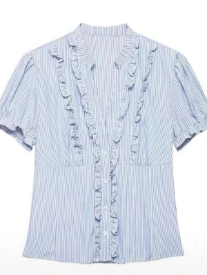 Blå och vit randig blus med volangdetaljer och knappar  - Blus med tunna blå och vita ränder, korta lite puffiga ärmar och volangdetaljer längs knäppningen framtill. Tillverkad i ett lätt och luftigt tyg. I storlek M.