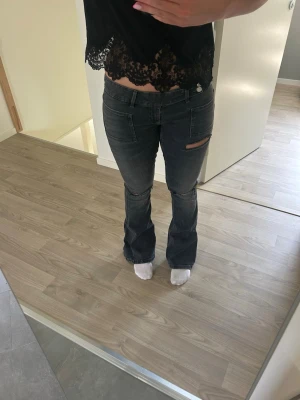 Svarta bootcut jeans - Svarta lågmidjade bootcutjeans från Gina tricot i strl M från deras 14+ jeans ❣️Pris kan diskuteras