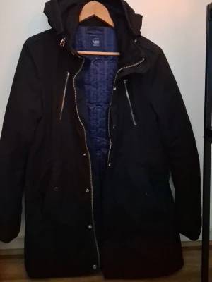 Gstar women jacka  - Snygg jacka svart med blått innerfoder,jackan är I Mycket bra skick st 38 