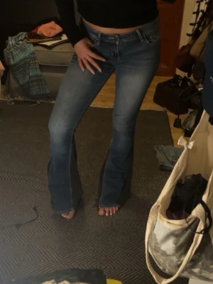 Hollister jeans  - Ett par blåa lågmidjade hollister jeans jag sytt bootcut med mörkgrått jeanstyg. Storlek 26/33. 