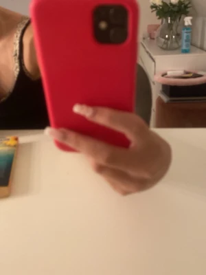 Hotpink  mobilskal i silikon till iPhone 11 - Säljer ett snyggt skrikrosa  mobilskal i mjukt silikonmaterial. Skalets design är enkel och stilren med rundade hörn och ett stort kamerauttag. Perfekt för dig som vill ge mobilen en färgklick och extra skydd.