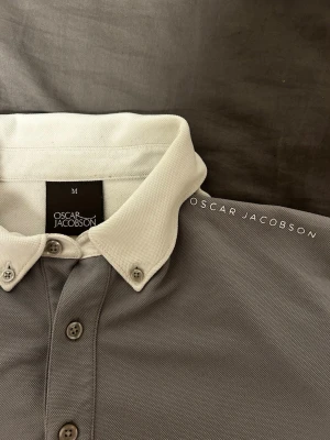 Pike Oscar Jacobson - Pike från Oscar Jakobsen i size M. 249kr               Säljer även en piké från footjoy också size M för 149 kr. Paket pris för båda e 350. Skriv vid minsta fundering