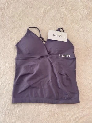 Contour twist sport top - dusty purple - Säljer en contour twist sport topp i färgen dusty purple💜 Endast provad!! Superfin topp men säljer då jag tyvärr inte tycker att färgen passar mig.