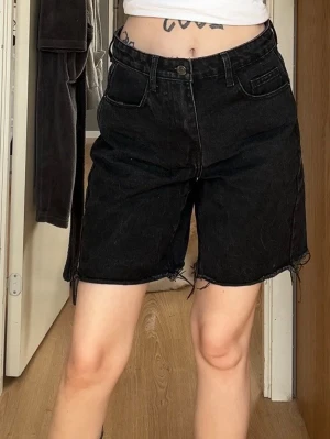 Svarta Låga Jeansshorts - helt nya & oanvända, kan förekomma hundhår vid köp.