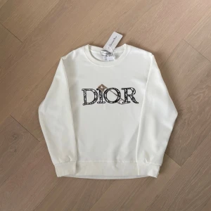 Vit hoodie - Vit D1or-hoodie. Helt ny med prislapp. Storlek XS/S Be om fler bilder. Skickas inom 24 timmar📦