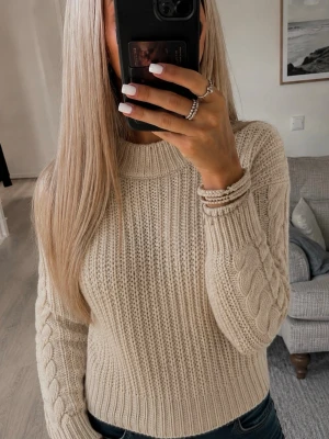 Beige stickad tröja från Zara - Säljer en skit snygg stickad tröja från Zara! Sitter jättefint på och är perfekt nu inför hösten! Pris kan diskuteras 💕