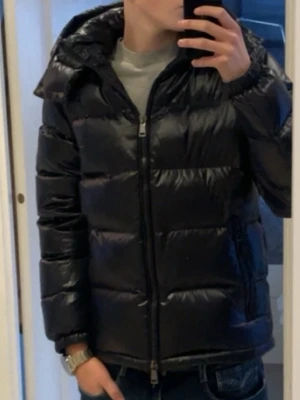 Ralph lauren jacka herr - Säljer denna mörkblåa ralph lauren jackan som är i bra skick, tveka inte att skriva vid frågor!