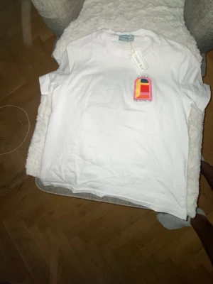 Vit Casa Blanca t-shirt med tryck - Säljer min Casablanca T-shirt då jag har använt den en gång och är liten på mig. T-shirten är liten i storlek så hade sagt att den passar storlek M. Helt ny använt en gång bara. Prislappen är borta 