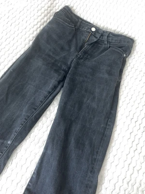 Svarta bootcut jeans  - Säljer ett par svarta jeans från Lindex