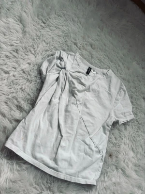 vit basic t-shirt! 💆🏼‍♀️ - basic söt t-shirt med en liten detalj! så söt och perfekt nu till sen sommaren , säljer den för 30 kr endast! köp!!! 🧖🏼‍♀️