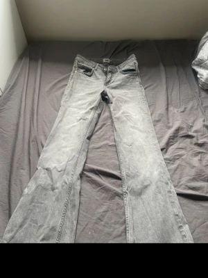 Ljusgrå bootcut jeans - Säljer ett par ljusgrå bootcut jeans, funkar som en xs