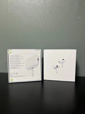 Apple AirPods Pro  med USB-C - Säljer ett par oöppnade  vita Apple AirPods Pro Levereras i originalförpackning.   3e bilden är från  de par som är  som är öppnade 1:1