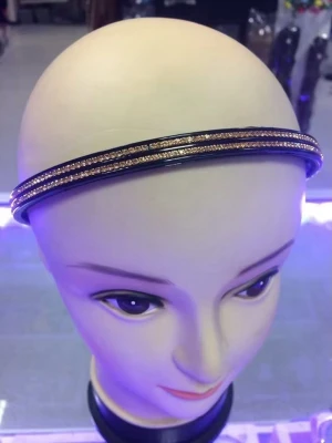 Två glittriga Diadem med strass  - Säljer tre snygga diadem , ett med raka linjer och ett med vågig design. Båda är dekorerade med glittrande stenar i silver och guldtoner. Perfekta för att ge din frisyr extra bling och stil. Elastiska och bekväma att bära. 39kr/st , helt ny 