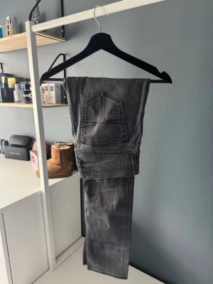 Grå tiger of sweden jeans - Säljer ett par grå Tiger of Sweden jeans då de är för stora för mig. Knappt använda, hör av er för fler bilder. Pris kan diskuteras vid snabb affär.