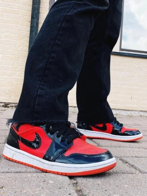  Nike Air Jordan 1 mid hot punch black - Säljer ett par Nike Air Jordan sneakers i svart och rött med blank finish. Varsamt använda. Pris kan diskuteras vid snabbt köp.