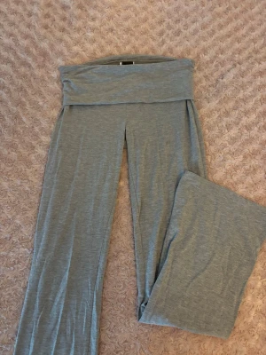 Grå yogapants - Snygga, trendiga yogapants från Gina Tricot! De är flared i benen och low waist. Som referens är de enligt mig lite för korta på mig som är 175cm😇Nypris 360kr!
