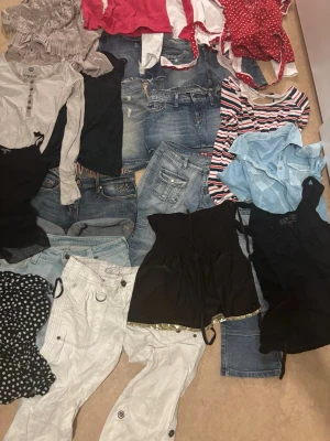 Mystery bundle - Älskar du unika vintagefynd och Y2K-stilen? Då är denna mystery bundle perfekt för dig! 💙  📦 Detta ingår i varje bundle:  * 1 shorts, kjol eller byxa (XS–M) * 1 tröja (XS–L) * 1 smycke/accessoar ✨  📸 Bilderna visar exempel på plagg som kan komma med. Varje bundle är handplockad och innehållet varierar, vilket gör varje paket helt unikt.  💌 Har du önskemål om storlek, färger eller stil? Skicka gärna ett meddelande så gör jag mitt bästa för att matcha dina önskemål
