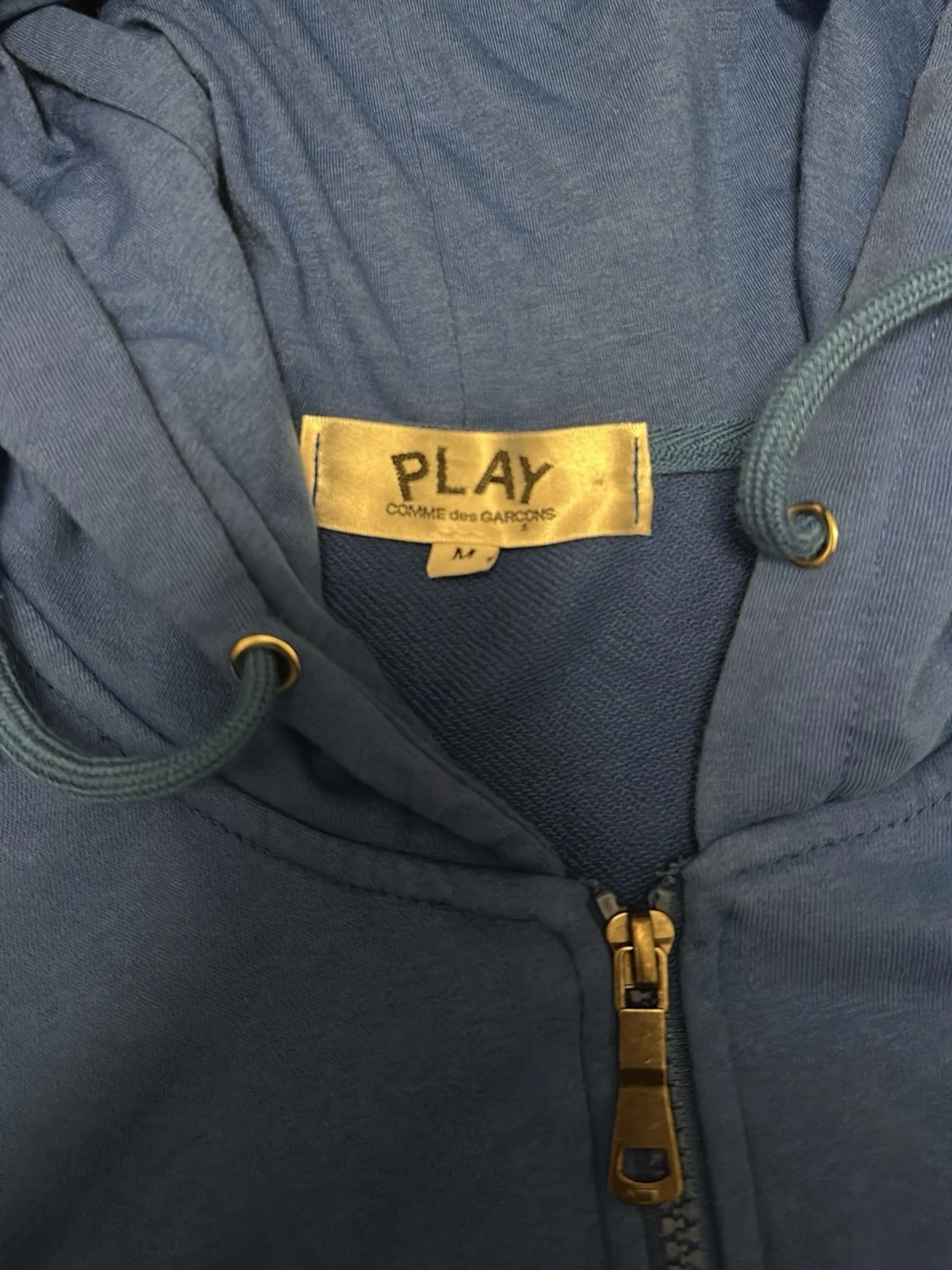 Blå hoodie med dragkedja och hjärtdetalj - 2