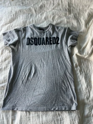 Dsquared 2 t shirt 164 - Dsqured 2 t shirt, Storlek 164, hör av er vid frågor