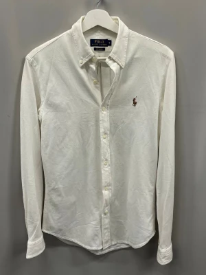 Ralph Lauren skjorta | Knit Oxford - Skick: Mycket bra  Färg: Vit  Storlek: S  Nypris:1600SEK  Fraktar oftast samma eller nästa dag 📦