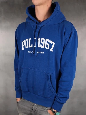 Ralph Lauren Hoodie - Ralph Lauren Hoodie • Storlek: M • Skick: 8/10 – fint skick utan skavanker • Inkluderas: Endast Hoodie • Nypris: Ca 2500kr • Passform: Sitter normalt • Modellen på bilden är 180 cm lång, väger 65 kg •