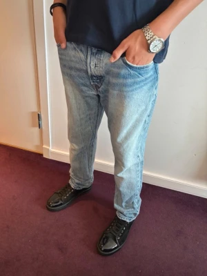 Levi's selvage jeans 501 - Tja! Modellen är 177 cm lång och väger 57 kg. Storlek 29/32