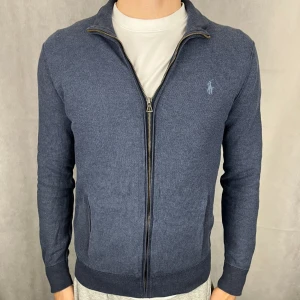 Ralph lauren fullzip  - Fet fullzip från raffe i gott skick. Modellen på bilden är 185 och bär storlek S