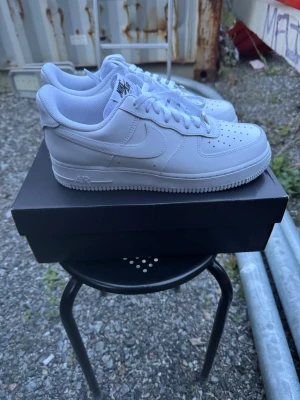 Nike Air Force 1 '07 Flyease Vita Sneakers, strl 42. - Helt nya oanvända Nike Air Force 1 '07 Flyease Vita Sneakers, strl 42. Pris kan diskuteras   Skorna har inte blivit använda eller testade! Original kartong medföljer. Nypris hos Nike 1400 kr