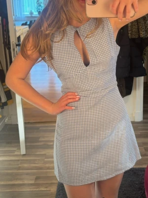 Blåvit rutig kort klänning - Söt blå rutig klänning💕💕 Storlek s/m. Den är helt oanvänd och har prislapp kvar