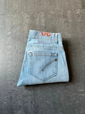 Dondup george - Dondup George i storlek W30. Jeansen är i gott skick och i en nyare modell. Otroligt snygg färg