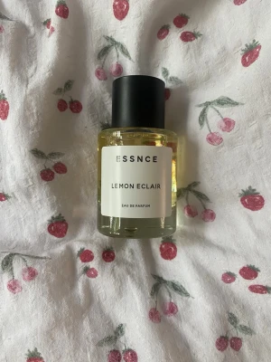 Parfym Lemon Eclair - Parfym från Essence med doften Lemon Eclair. Den doftar sött av vanilj och citron. Har endast testats, men doften passade tyvärr inte mig🍋