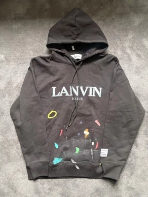 Lanvin hoodie  - Säljer en lanvin hoodie i storlek S! Tröjan passar dig som är runt 180cm så skulle säga att den är storlek S/M! Tröjan är inte använd en ända gång!