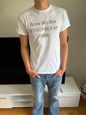 Vit Acne Studios t-shirt - Hej 👋 t Shirten är i storlek L modellen är 191 cm lång. Inga defekter, men lappar inut i finns ej kvar 