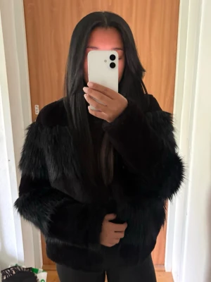 Svart fuskpälsjacka från Vero Moda - Säljer en svart fuskpälsjacka från Vero Moda i storlek XS. Jackan har en fluffig och mjuk känsla med långa ärmar och rak passform. Perfekt för att hålla värmen under kalla dagar och ger en trendig look till din outfit.