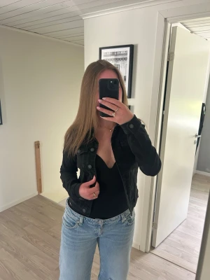 Svart jeansjacka - Snygg svart jeansjacka💖Strl S, men liten i storleken så beror på hur man vill att den ska sitta!