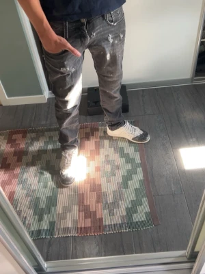 Replay anbass jeans med slitningar - Säljer nu mina replay anbass jeans som är extremt snygga, finns inte så många av just detta par och slitningarna är egengjorda! Riktigt feta jeans nu till hösten.
