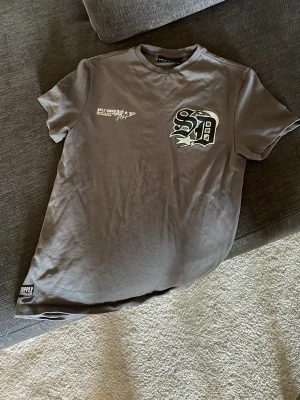 Supply and demand t shirt - Oanvänd,Snygg grå t-shirt från Supply med coolt tryck på bröstet och liten logga nere vid fållen. Klassisk passform och rund halsringning, perfekt till jeans eller shorts.