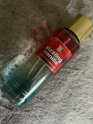 Sizzling Vanilla body mist - Fragrance mist från Victoria's Secret i doften Sizzling Vanilla. Bara använd fåtal gånger. Se bild 2. 