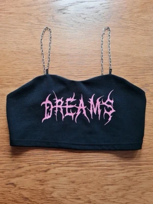 Dam topp , str 38 - Svart topp med texten "Dreams" Metallkedje axelband