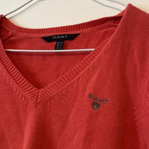 Gant tröja rosa - Stickad tröja från gant i storlek XS / 34. Mer ljusrosa än vad färgen på bilden.