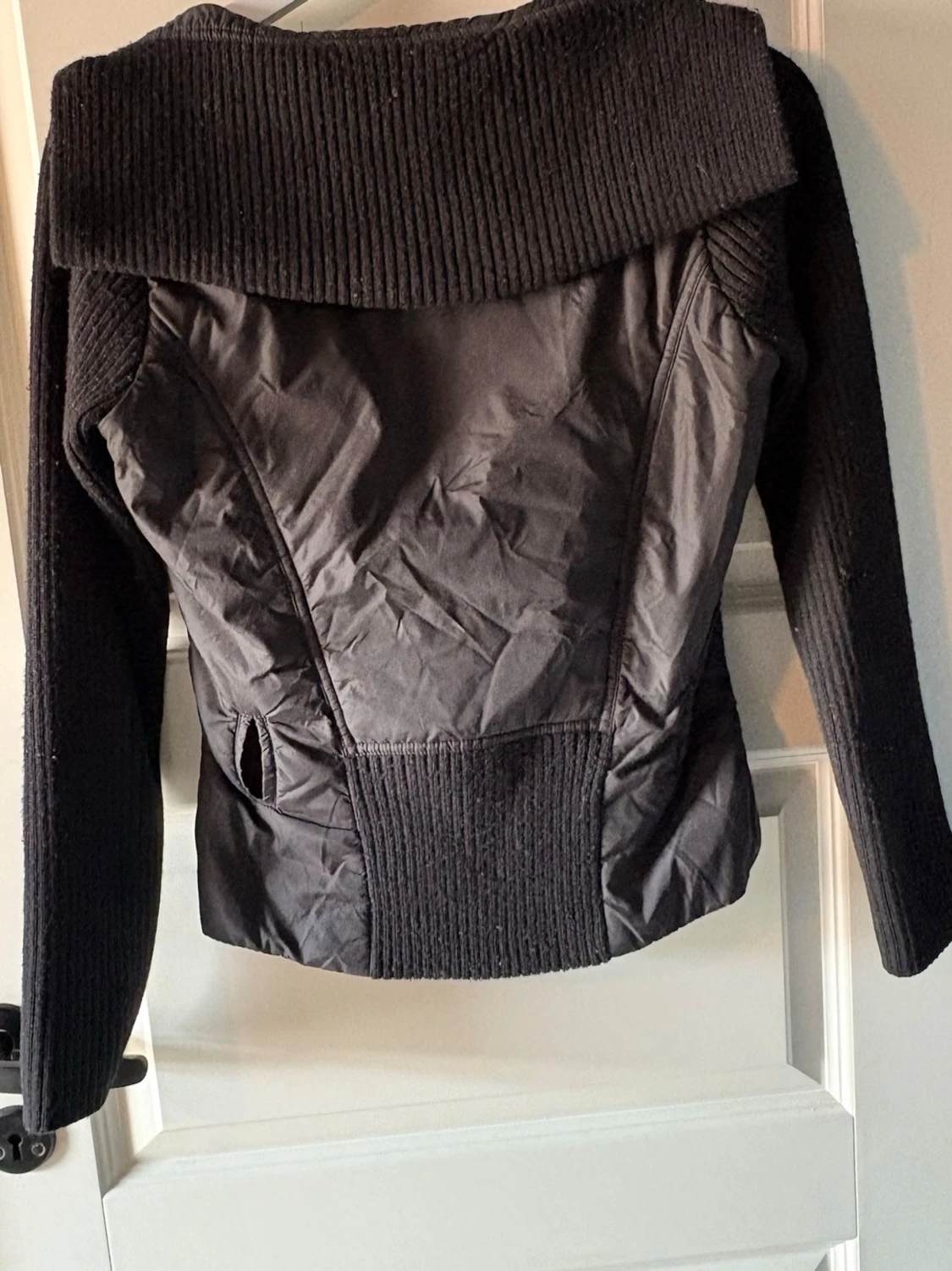 Svart jacka med stickade ärmar - 1
