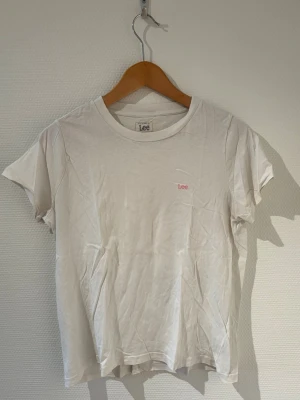 Lee T-shirt - Vit T-shirt med rosa tryck från Lee🩷.                          Storlek S