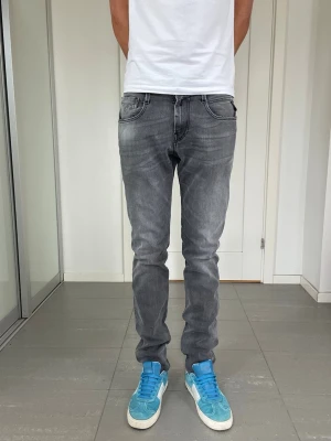 Replay Anbass Jeans  - Säljer nu dessa Replay Anbass Jeans, W30 o L34 med mått ca 38 o 109 cm. skriv för fler bilder/frågor🙌🏼