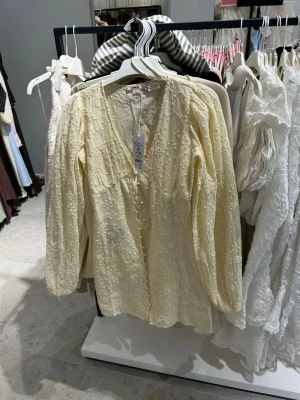 Ljusgul långärmad klänning  - Söt ljusgul kort klänning från Gina Tricot i storlek XXS inte 34 alltså storlek 32. Använd vid 1 tillfälle 2 timmar.