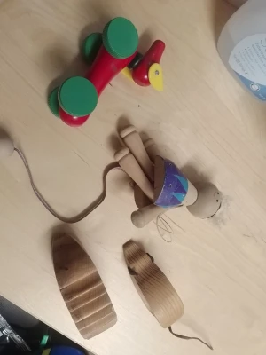 Träleksaker och dragdjur - Säljer ett set med träleksaker: en färgglad dragleksak i form av en fågel med röda, gröna och gula detaljer, en träfigur med blå och lila kropp samt två träklossar med urfrästa mönster. Perfekt för dig som gillar retro och naturliga material.