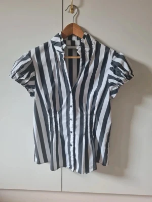 Randig topp , Zara , str L/XL - Fin topp/ blus från Zara Woman.  Blusen känns liten i storleken, jag uppskattar att den är storlek L. 