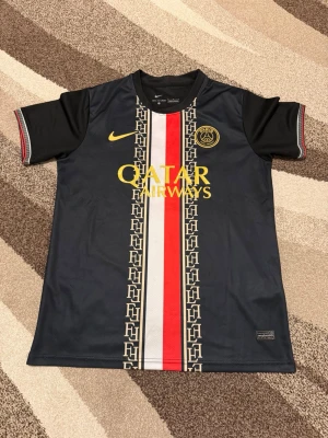 PSG X FENDI - special edition  - PSG X FENDI - Special edition   Storlek: M Namn och nummer: HAKIMI #2 Badge: Ingen  Beskrivning: Tröjan är helt ny och felfri. Det enda är att etiketten har fallit av.  Säljs av ICEKIT icekit.se