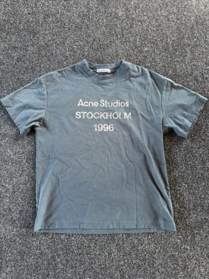 Acne Studios t-shirt  - Säljer min snygga acne studios t shirt i fint skick. Hör gärna av er! 