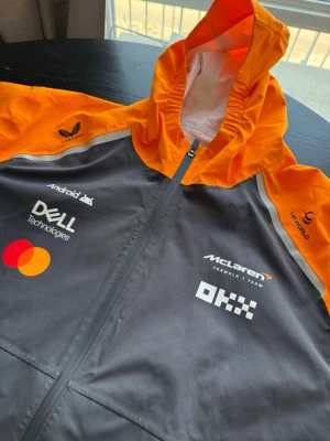 McLaren CASTORE vindjacka - Officiell Castore McLaren formula 1 jacka. Storleken är 2xl men den passar lite mindre. Är själv 184cm och den passar mig. 